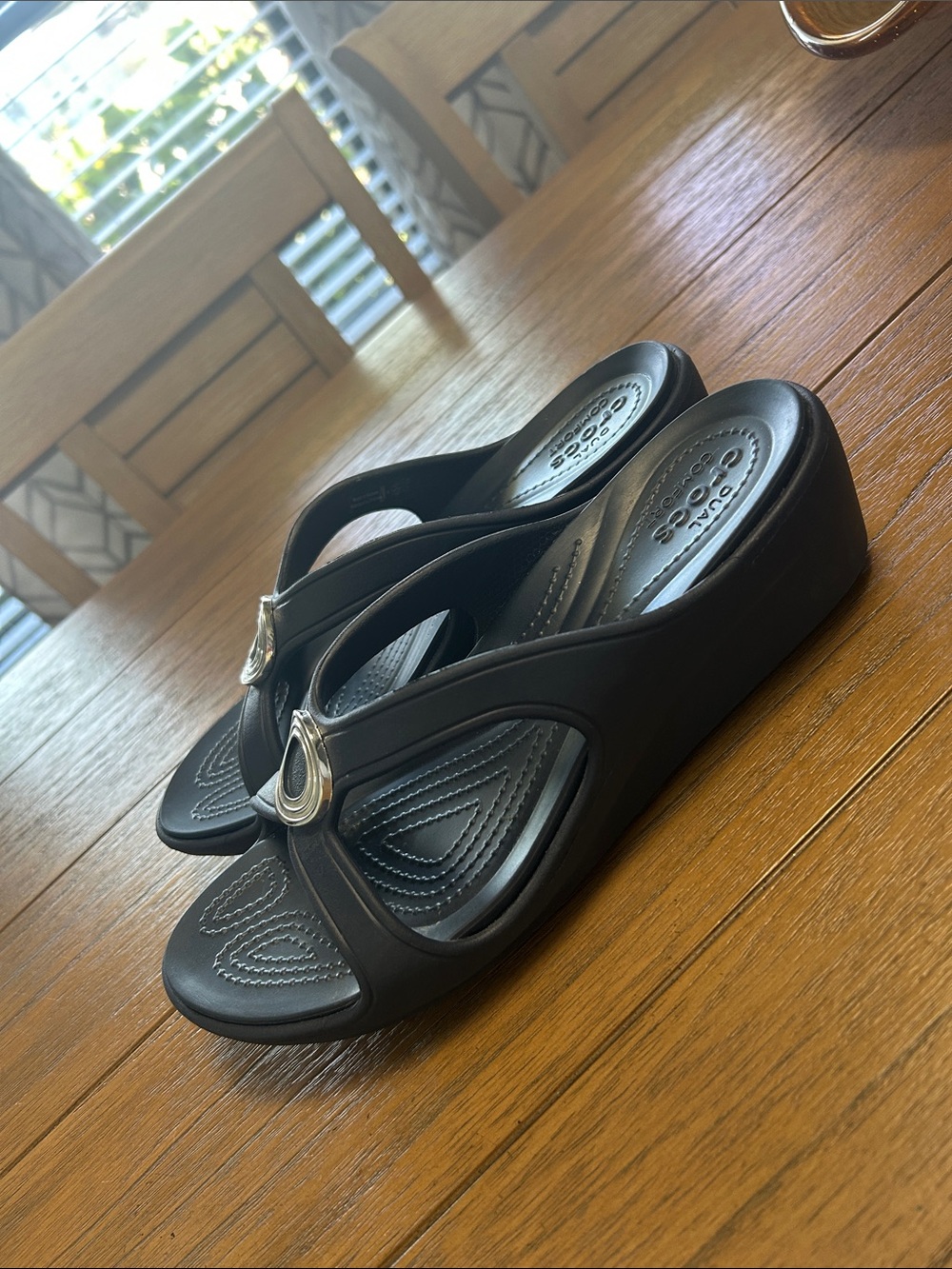 CROCS NWOB navy dual comfort Slip-On Wedge Sandals with Silver Ring - Picture 2 of 6